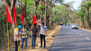 চট্টগ্রাম-কক্সবাজার মহাসড়ক: দুর্ঘটনাপ্রবণ ৯ বাঁকে লাল পতাকা স্থাপন বিআরটিএর