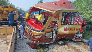বাসটিকে দুমড়েমুচড়ে আধা কিলেমিটার দূরে নিয়ে যায় ট্রেন