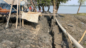 পাইপ বসাতে উপকূল রক্ষা বাঁধে ছিদ্র বালু ব্যবসায়ীর