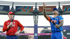 টসে জিতে ফিল্ডিংয়ে ইংল্যান্ড