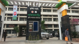 খামারবাড়িতে কৃষি কর্মকর্তাদের হুমকি ও চাঁদা দাবির অভিযোগ শেকৃবি ছাত্রদল নেতার বিরুদ্ধে