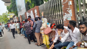 চুক্তি বাতিলের প্রতিবাদে খামারবাড়িতে আউটসোর্সিং চালকদের বিক্ষোভ