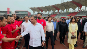 মেয়েকে নিয়ে ফুটবল ম্যাচ দেখলেন প্রধানমন্ত্রী