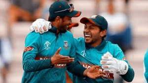 দেশের মাটিতেই সাকিবের শেষটা দেখতে চান মুশফিক