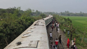 নীলসাগর এক্সপ্রেস লাইনচ্যুত, সহকারী স্টেশন মাস্টার সাময়িক বরখাস্ত