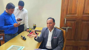 ভূমি অফিসের বারান্দায় বসে থাকলেন প্রতিমন্ত্রী, কাউকে না পেয়ে ক্ষোভ