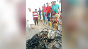 সিদ্ধিরগঞ্জে ছিনতাইয়ের চেষ্টার সময় গণপিটুনিতে তরুণ নিহত, মোটরসাইকেলে আগুন