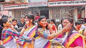 আবির ও রং উৎসবে দোলযাত্রা উদযাপিত