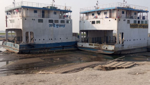 বালুচরে আটকা কুঞ্জলতা-কদম ২০ জেলার মানুষের ভোগান্তি
