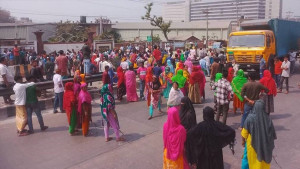 বেতন-বোনাস না দিয়ে মিল বন্ধ, সড়ক অবরোধ