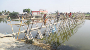 ৩৬ বছর ধরে সাঁকোয় নদী পারাপার