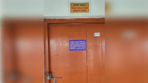 নির্দেশনা উপেক্ষা করে ইচ্ছেমতো অফিসে আসা-যাওয়া