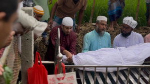 গাড়ি থামিয়ে কবরে নেমে মরদেহ দাফনে অংশ নিলেন তথ্য প্রতিমন্ত্রী