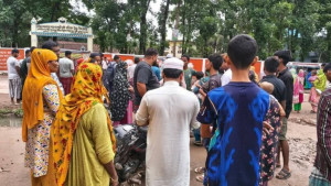 দেবিদ্বারে বাবার মোটরসাইকেল থেকে ছিটকে পড়ে শিশুর মৃত্যু