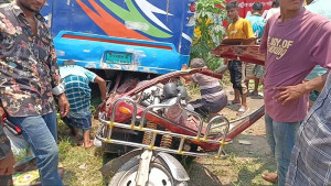 বাস-অটোরিকশা সংঘর্ষে স্ত্রী ও দুই মেয়ের মৃত্যু, স্বামী হাসপাতালে