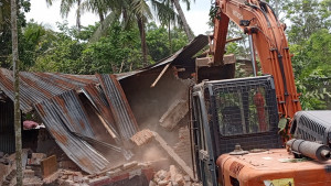 শৈলকুপায় সওজের উচ্ছেদ অভিযান, টাকা পরিশোধ না করার অভিযোগ