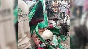 বাসের ধাক্কায় দুমড়েমুচড়ে গেল অটোরিকশা, নিহত ৩
