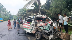 ওভারটেকিংয়েই ঝড়ল একই পরিবারের চারজনসহ পাঁচ প্রাণ
