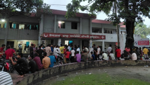 ট্রাক্টরের চাপায় প্রাণ গেল যুবকের, আহত ৪