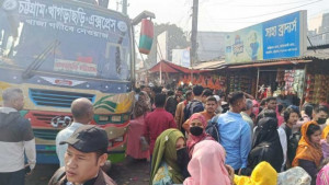 চট্টগ্রামে দূরপাল্লার বাস কাউন্টারগুলোতে উপচে পড়া ভিড়