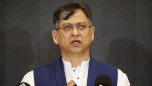 অবৈধ অস্ত্র উদ্ধারে ডিসিদের তৎপর হওয়ার নির্দেশ দিলেন স্বরাষ্ট্রমন্ত্রী