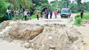 রাস্তা কেটে যৌথ বাহিনীর  ক্যাম্পে হামলা, গোলাগুলি