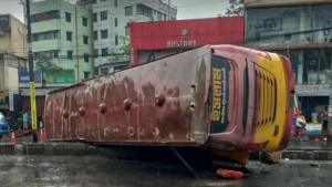 রাজধানীতে ডিভাইডার ভেঙে এক বাসে আরেক বাসের ধাক্কা, নিহত ৪