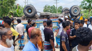 ট্রাক-অটোরিকশা সংঘর্ষে মা-মেয়েসহ প্রাণ হারালেন চারজন