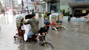 সামান্য বৃষ্টিতেই চট্টগ্রাম নগরের নিচু এলাকায় হাঁটুপানি