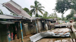 টর্নেডোর ছোবলে বাড়িঘর বিধ্বস্ত, বৃদ্ধা নিহত
