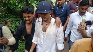 জনরোষের মুখে অভিষেক, হেলমেট পরিয়ে উদ্ধার করল পুলিশ
