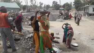সমান কাজ করেও পুরুষের অর্ধেক মজুরি
