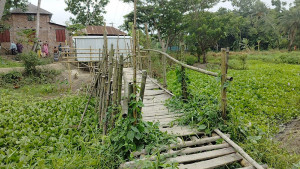 দুই সপ্তাহ ধরে অবরুদ্ধ কাশিয়ানীর ৩২ পরিবার