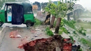 ভারী বর্ষণে মহাসড়ক-সেতুর সংযোগ সড়কে ধস