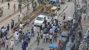 উচ্ছেদ অভিযানে ২ কর্মচারীর ওপর হকারদের হামলা