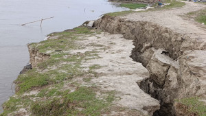 বন্যা নিয়ন্ত্রণ বাঁধে বিশাল ফাটল, ঝুঁকিতে ২৫ হাজার মানুষ