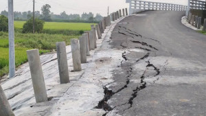 উদ্বোধনের আগেই দেবে গেছে সংযোগ সড়ক