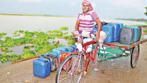 নদীর পানি বিক্রি করে চলছে ২০ পরিবারের সংসার