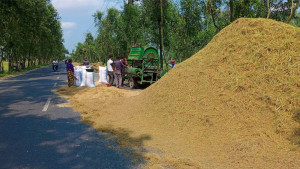 মহাসড়ক যেন ধানের চাতাল বাড়ছে দুর্ঘটনার ঝুঁকি