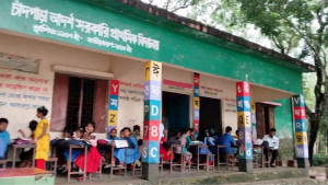 শ্রেণিকক্ষে ফাটল, বারান্দায় পাঠদান