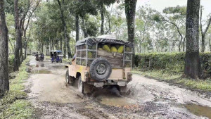 বর্ষার আগেই ভয় দেখাচ্ছে বেহাল সড়ক