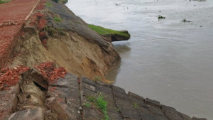 খালে ভাঙন, বিলীনের পথে ১৩ কোটি  টাকার সড়ক
