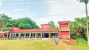 বিদ্যালয়ের মাঠের ওপর হাই ভোল্টেজ বিদ্যুতের তার