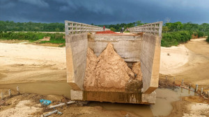 পাহাড়ি ঢলে চা বাগানের সড়ক   ও সেতুর ব্যাপক ক্ষতি