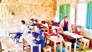 জীর্ণ বিদ্যালয়ে বিনা বেতনে পড়ান তারা