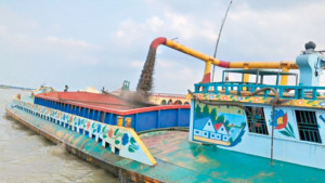 স্তূপের বালু না কেটে পদ্মায় ড্রেজিং