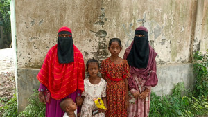 নিখোঁজ প্রবাসীর সন্ধান পেতে সন্তানদের নিয়ে থানায় স্ত্রী