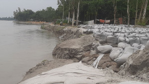 কোটি টাকার প্রকল্পে ধস, তিস্তাপারে উৎকণ্ঠা