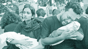 বুকে জড়ানো ‘শিশুর মরদেহ’ চোখে নীরব আর্তনাদ