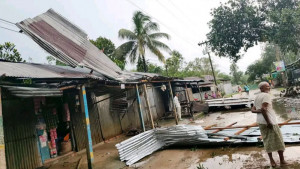 টর্নেডোর ছোবলে বাড়িঘর  বিধ্বস্ত, বৃদ্ধা নিহত
